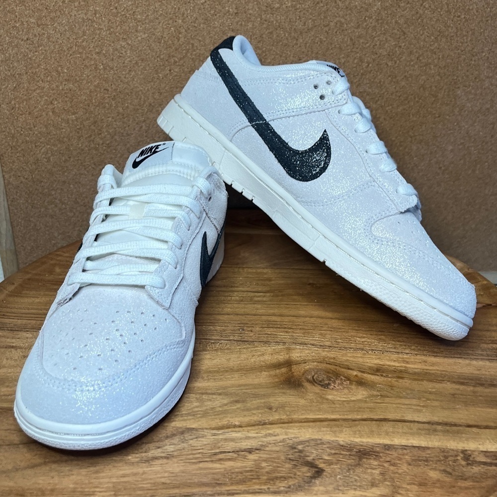Nike
Dunk SE
Women’s
🌟🪩GLITTER🪩🌟
White/black/team red - Picture 3 of 11
